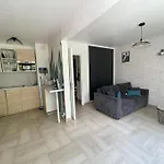 Grand Dans Résidence Avec Piscine Appartement *